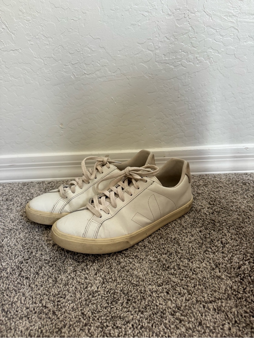 Veja White Cream Low-Top Sneakers
